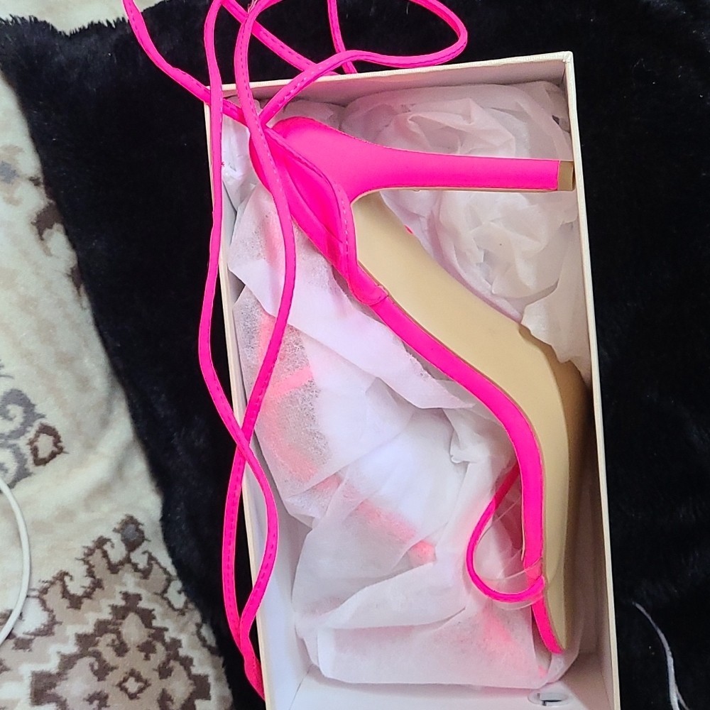 Pink Heels, Onlymaker, Tie
